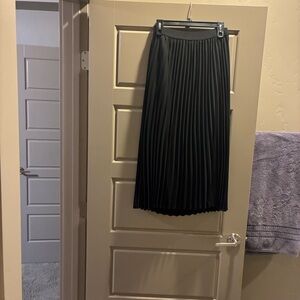 Chic Black Pleated Midi Skirt